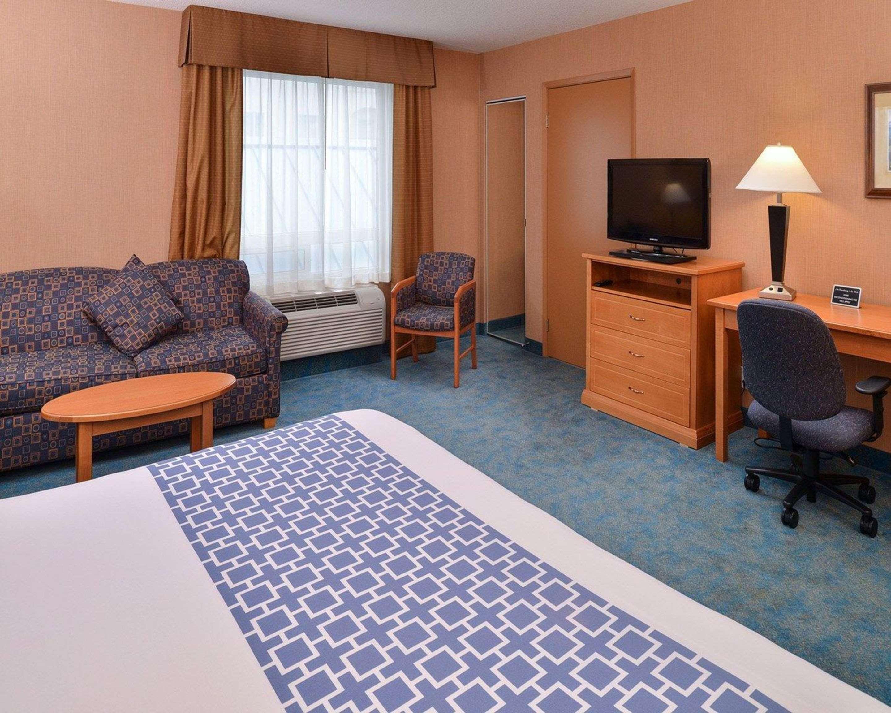 Econo Lodge Inn&Suites University YYC Esterno foto