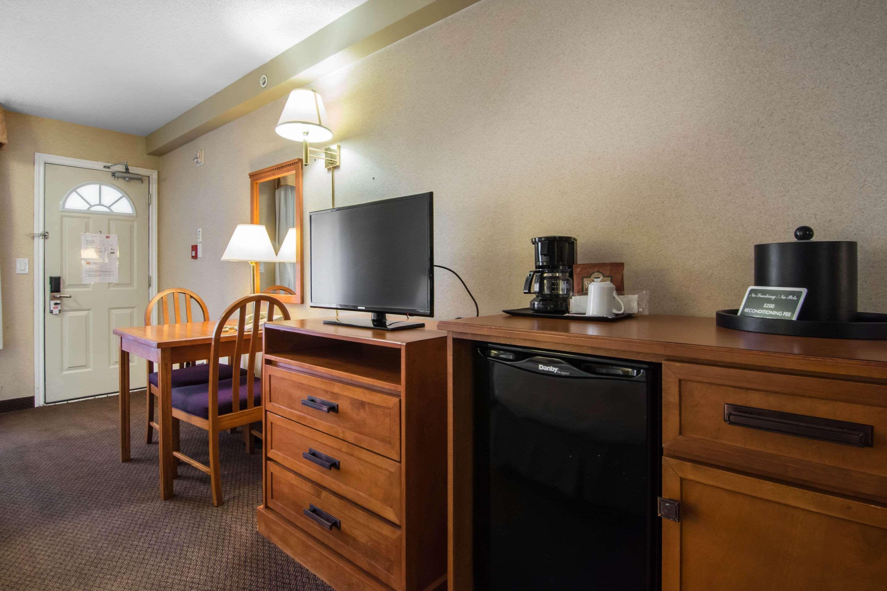 Econo Lodge Inn&Suites University YYC Esterno foto