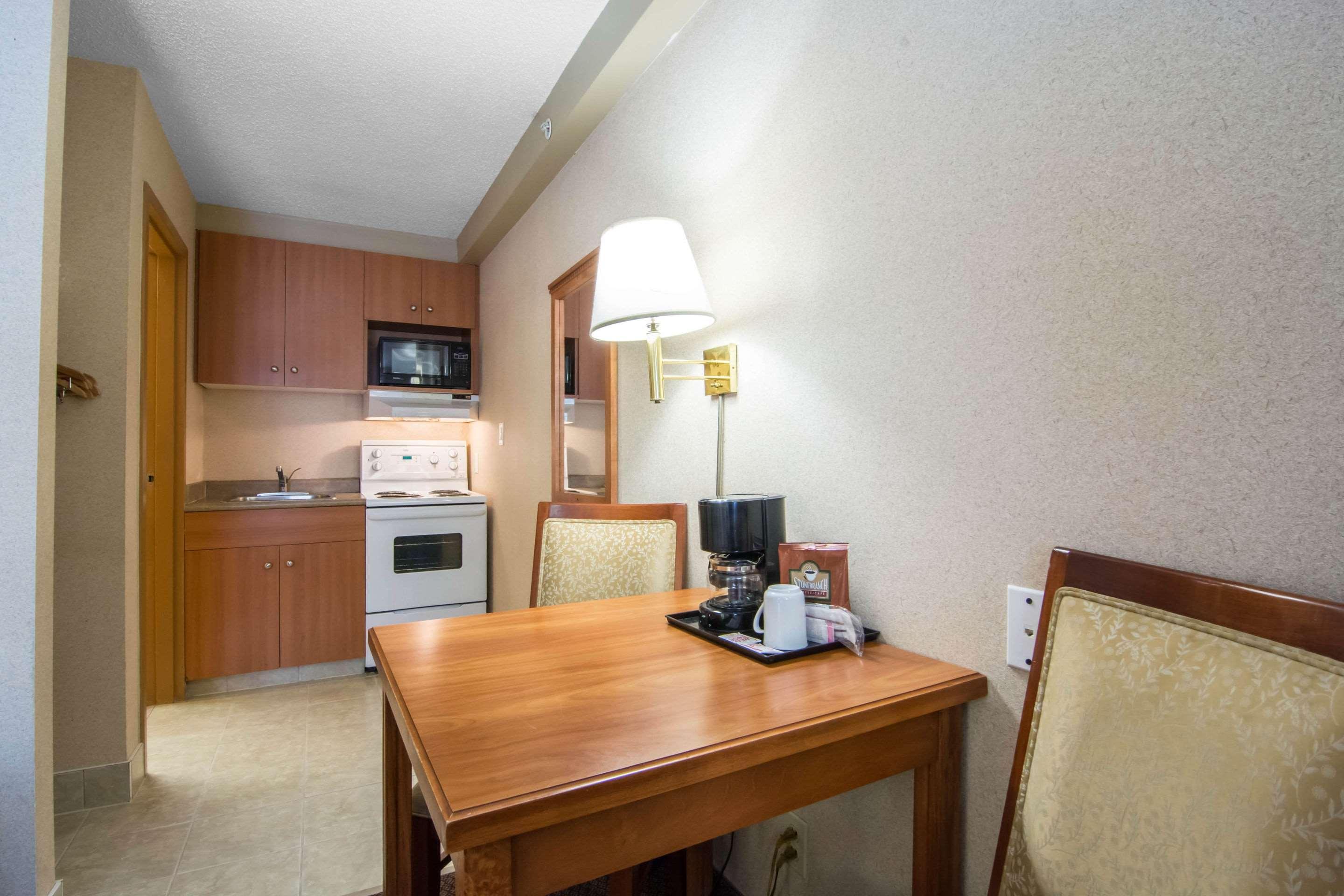 Econo Lodge Inn&Suites University YYC Esterno foto