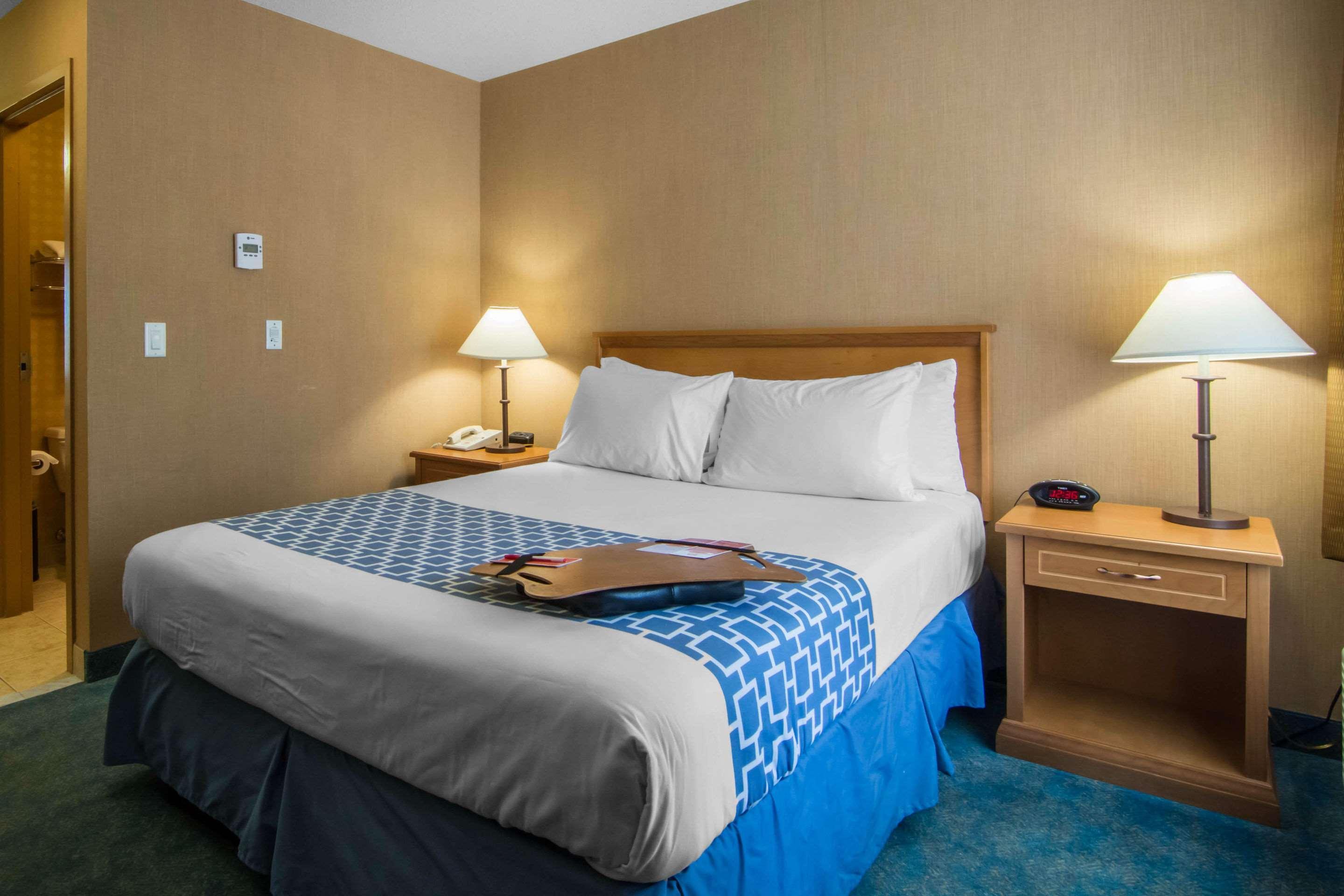 Econo Lodge Inn&Suites University YYC Esterno foto