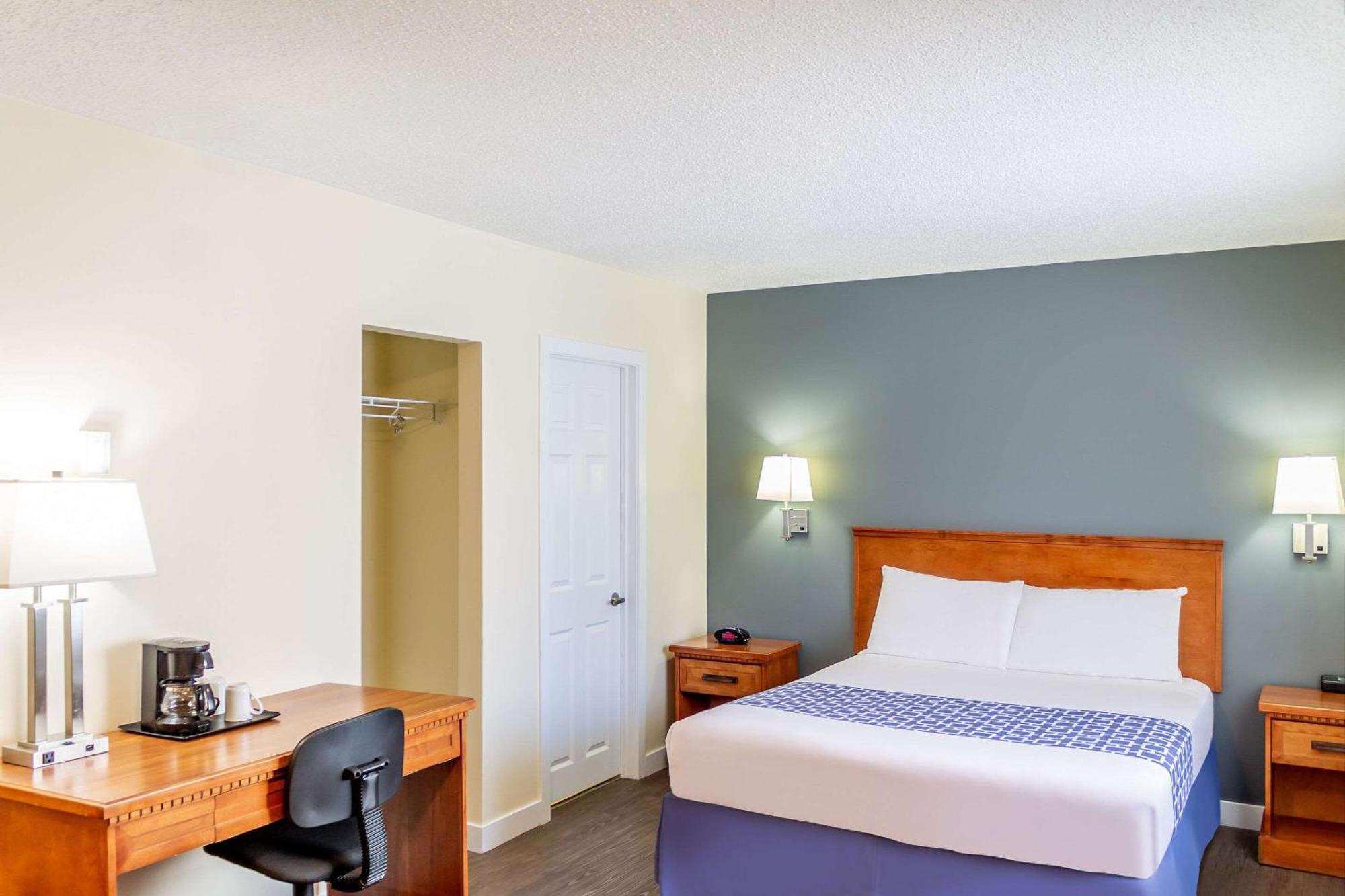 Econo Lodge Inn&Suites University YYC Esterno foto