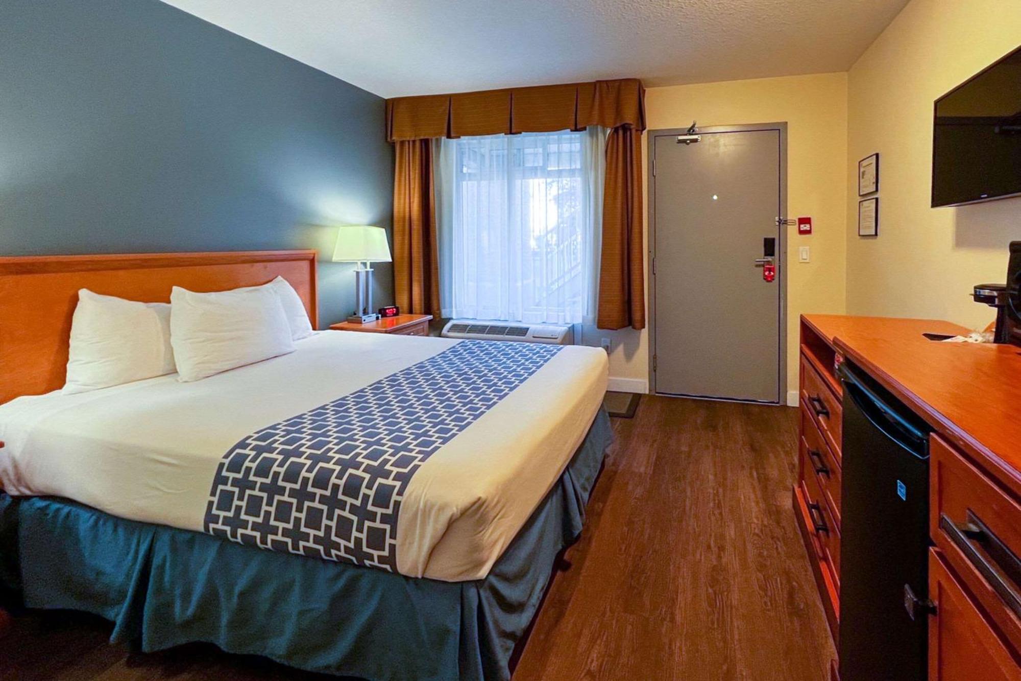 Econo Lodge Inn&Suites University YYC Esterno foto