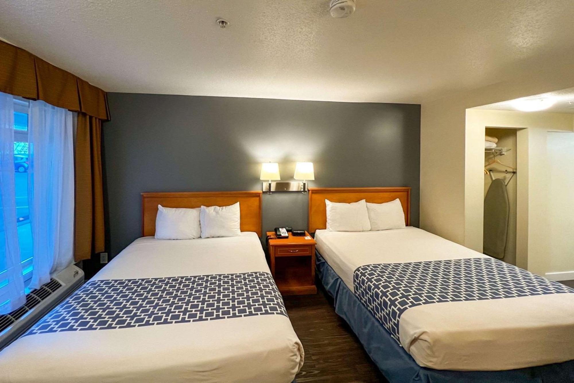 Econo Lodge Inn&Suites University YYC Esterno foto