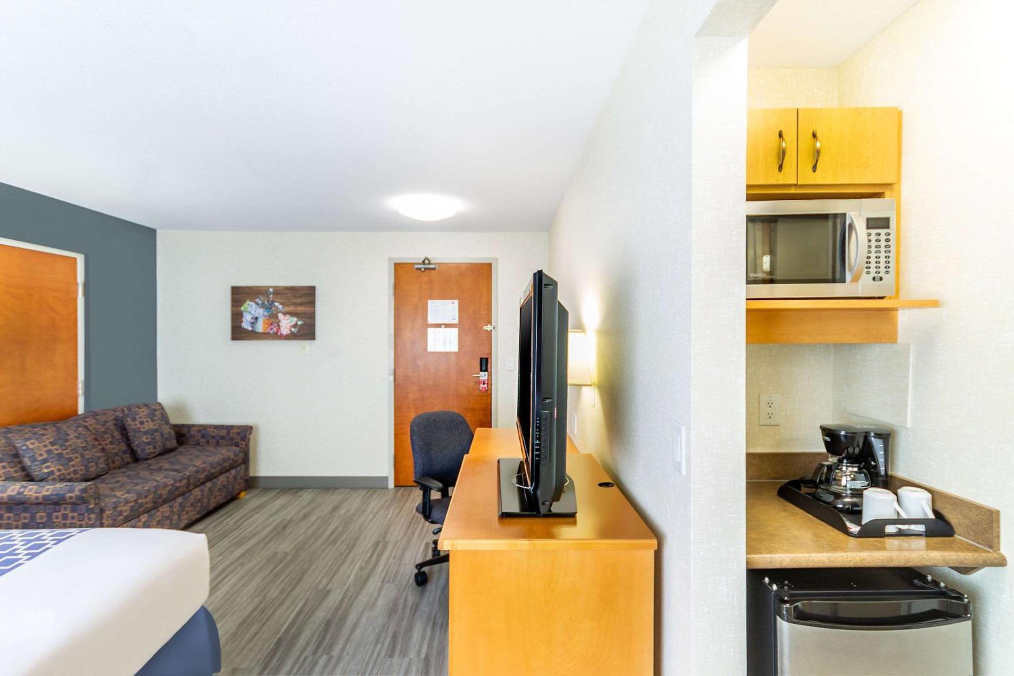 Econo Lodge Inn&Suites University YYC Esterno foto