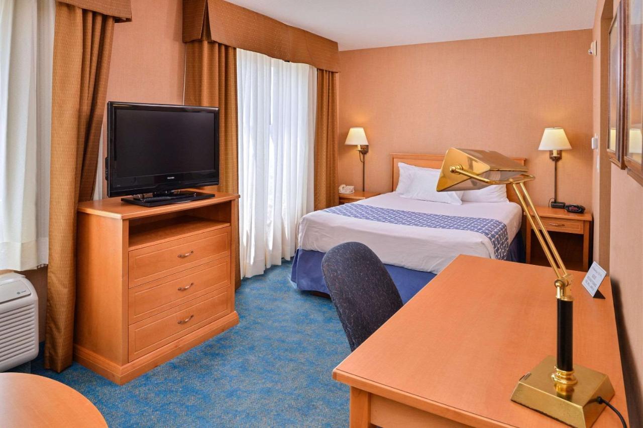 Econo Lodge Inn&Suites University YYC Esterno foto